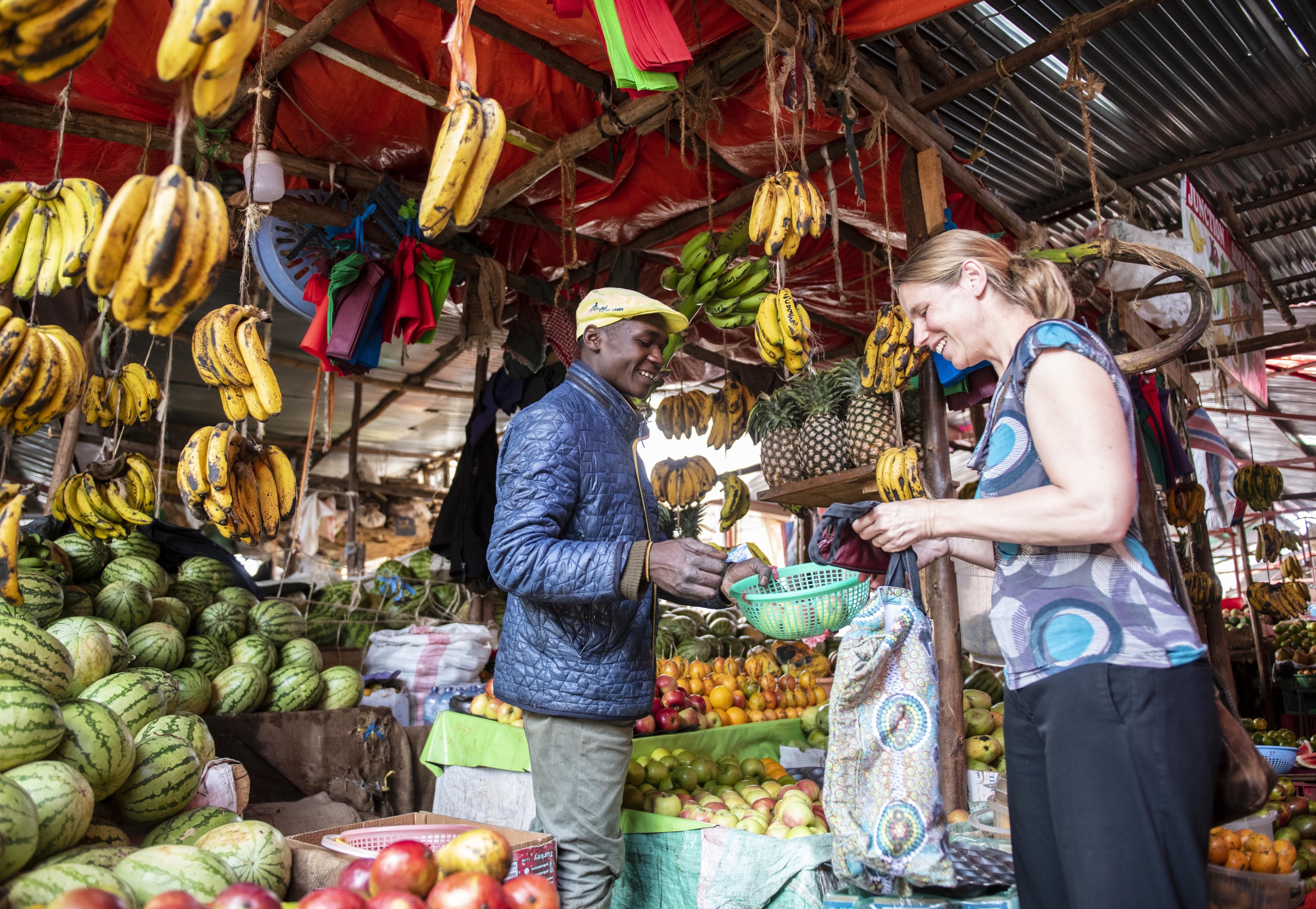Am Obststand auf dem Markt in Ngong. ‎
