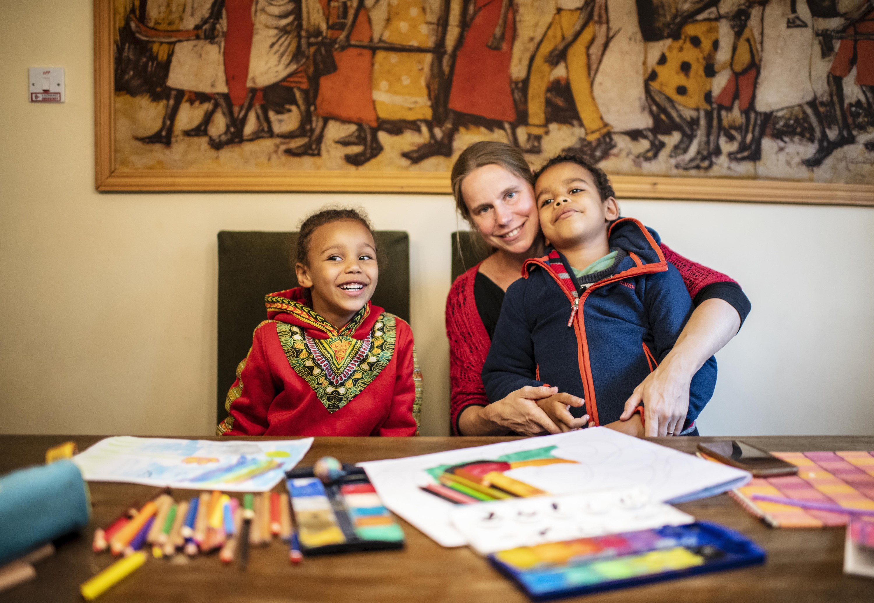 Iris Karanja mit ihren Kindern Paula und Carl.‎
