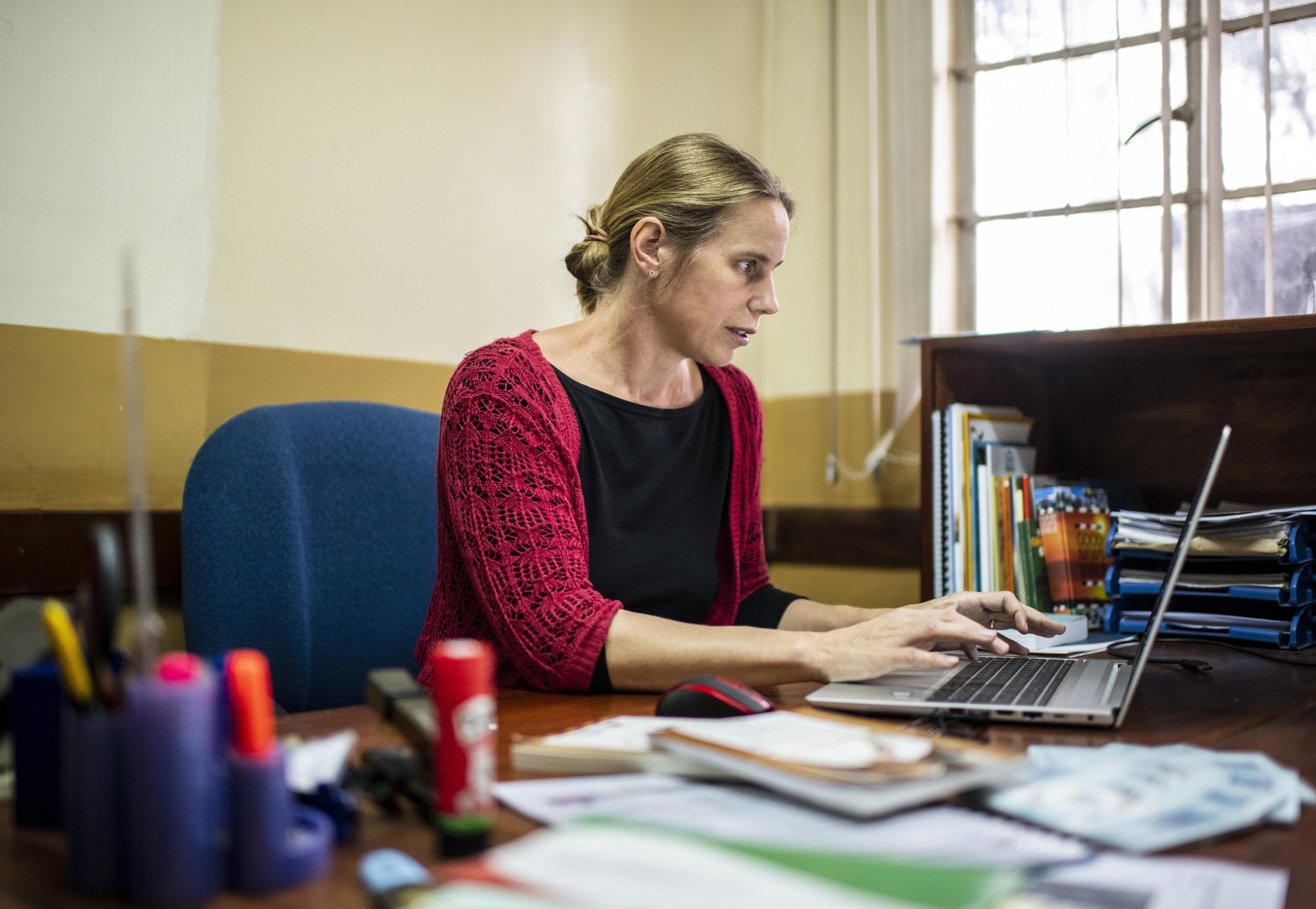 Büroarbeit: Iris Karanja an ihrem Schreibtisch.‎