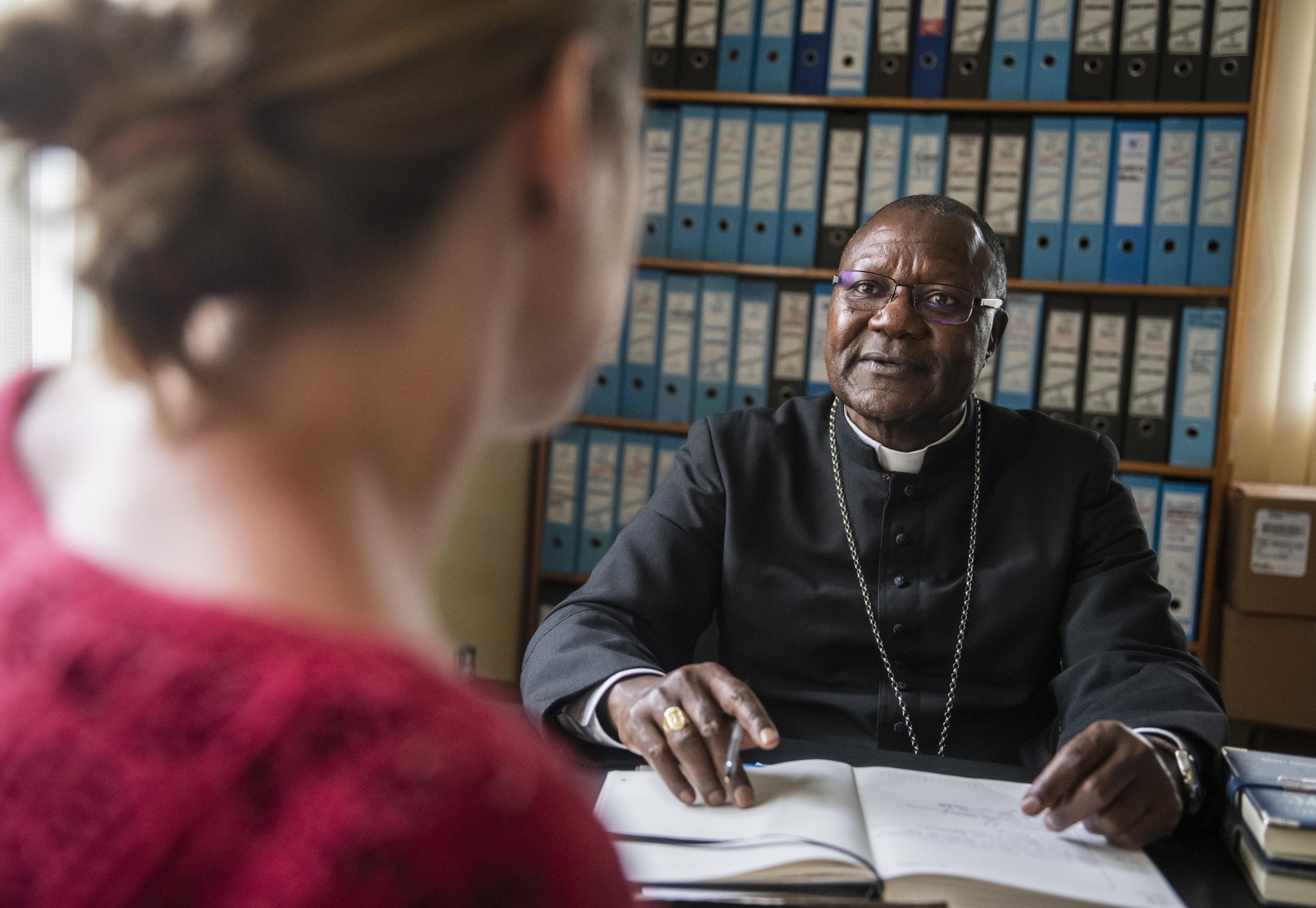 Bei Bischof John Oballa Owaa.‎