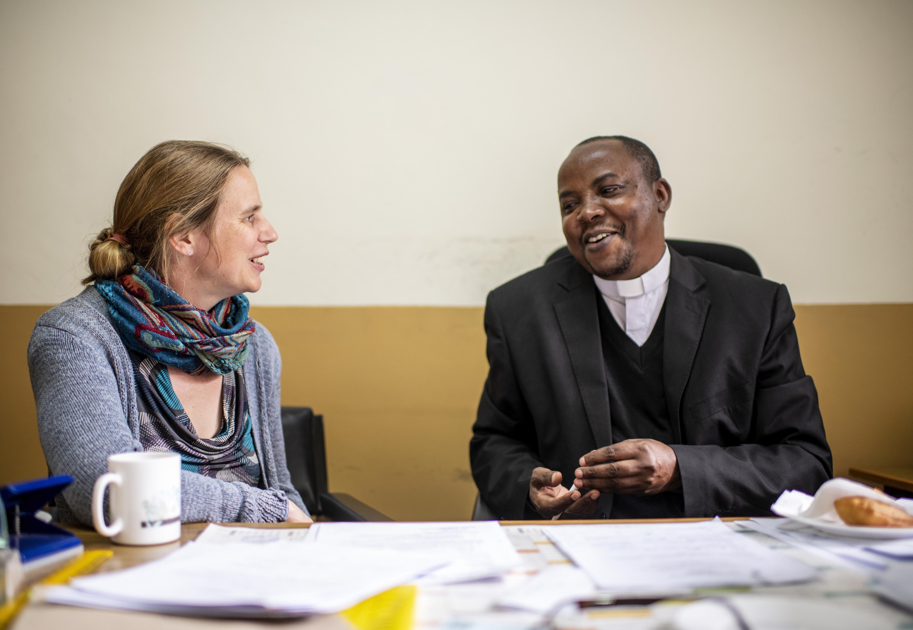 Im Gespräch mit dem Vorsitzenden der Komission für Gerechtigkeit und Frieden der Diözese, Father ‎Francis Mwangi.‎