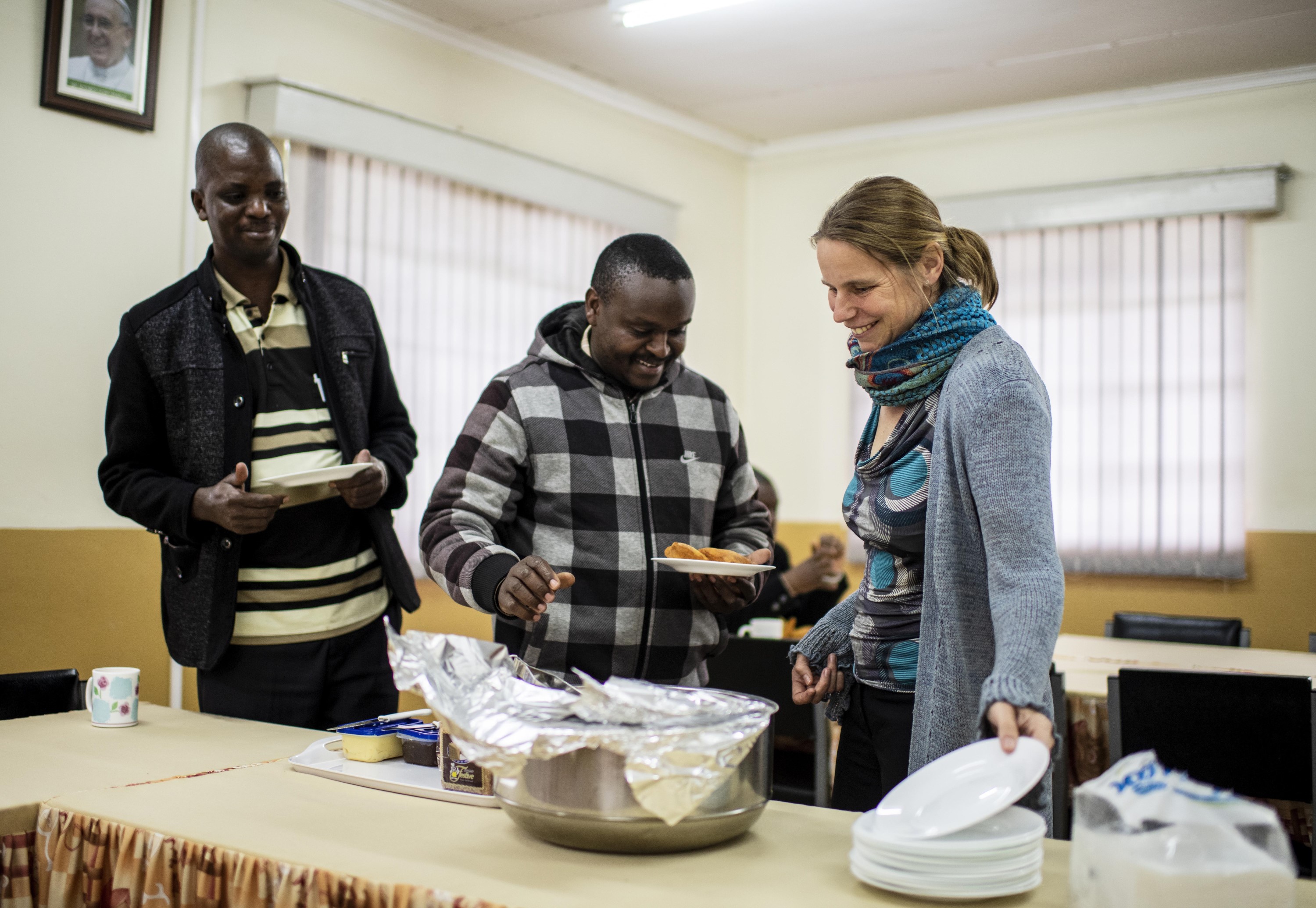Beim gemeinsamen Frühstück mit Kollegen.‎