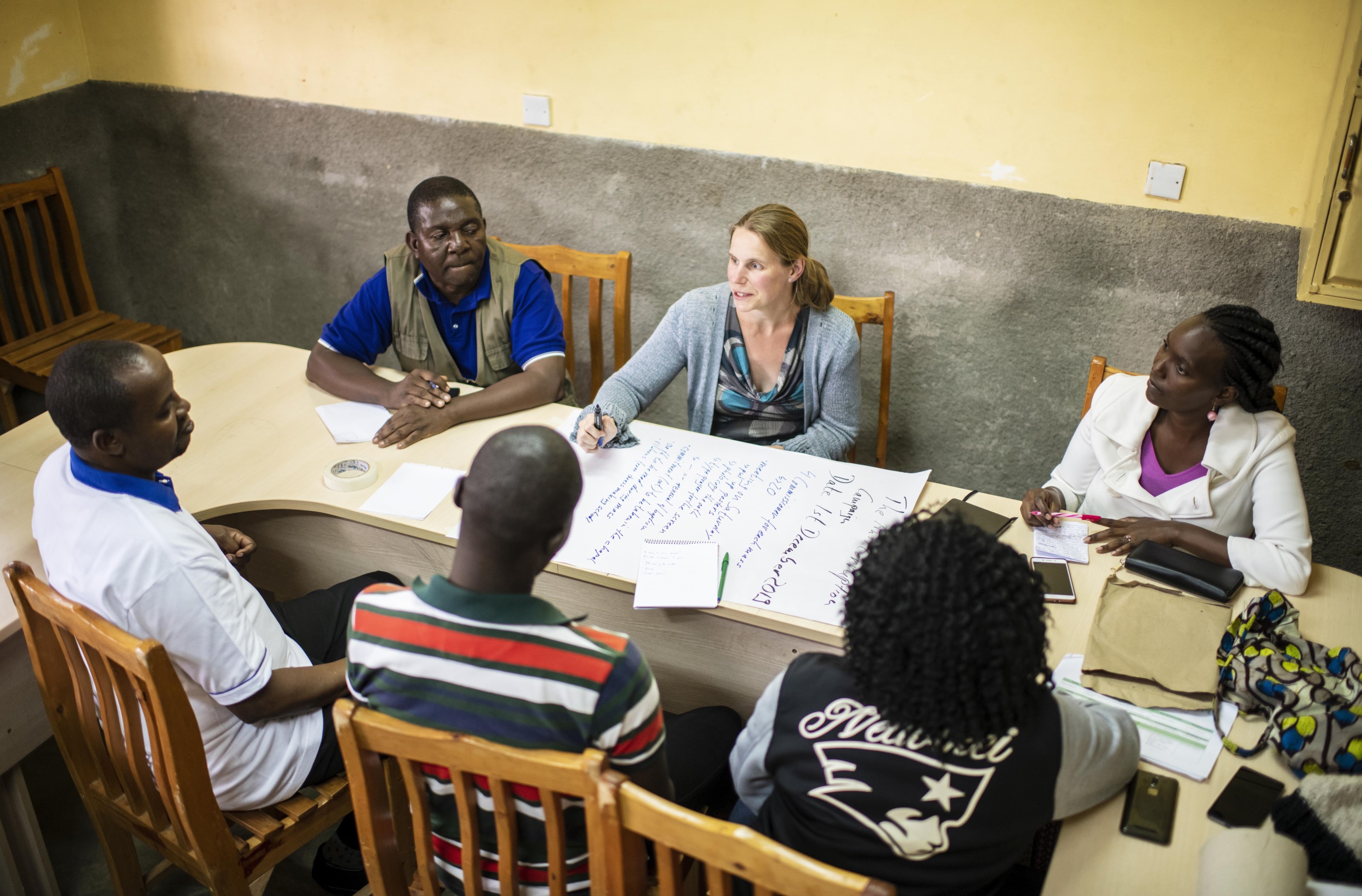 Iris Karanja im Gespräch mit Catholic Justice and Peace-Commissionern und Pfarrer Fr. Francis ‎Mwangi (weißes T-shirt), in der Kirchengemeinde St. Mary's in Nairobi.‎