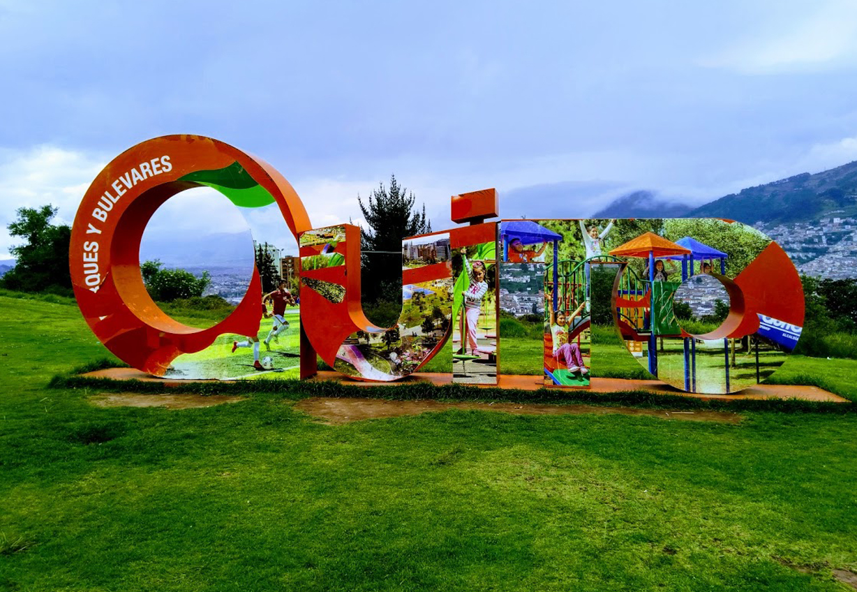 Farbenprächtiges Stadtlogo im Park über der Stadt