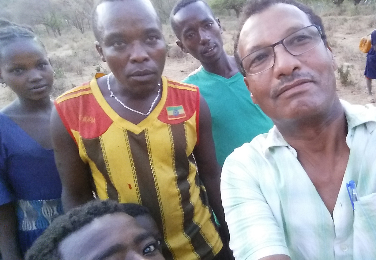 Zusammen mit jungen Hirten analysiert und zeichnet Atsbaha Gebre-Selassie deren Situation. ‎Viele Nomaden sind Analphabeten.‎