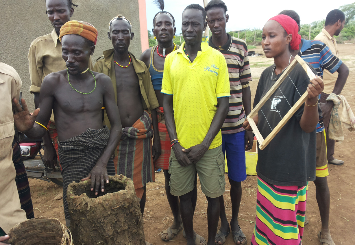 Bienenhaltung in Jinka/Äthiopien: rechts ein moderner Wabenkasten, unten ein traditioneller ‎Bienenkorb aus Lehm.‎