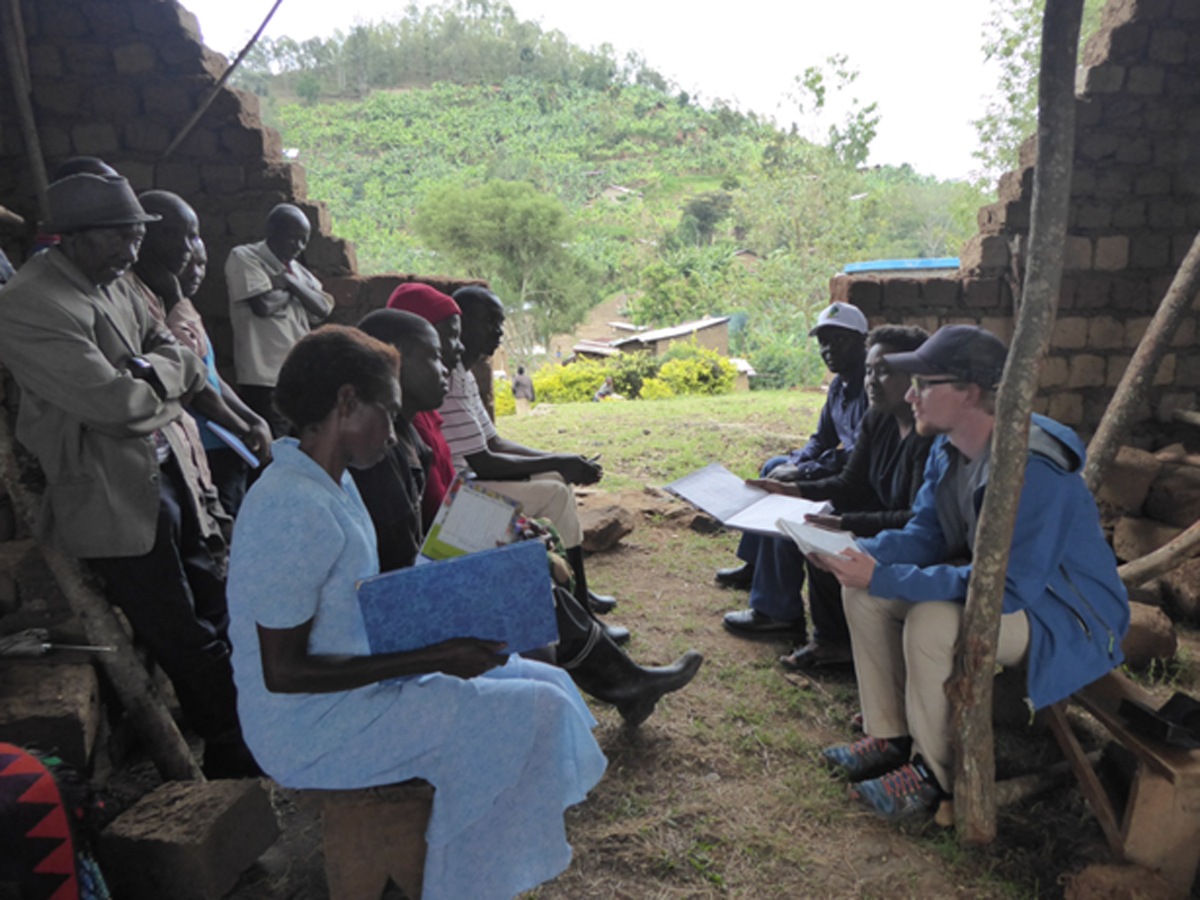 Im Dorf Gahama-Nyundo/ Ruanda werden Hindernisse und Erfolge in der dörflichen Wasserverwaltung mit dem Wasserkomitee diskutiert.