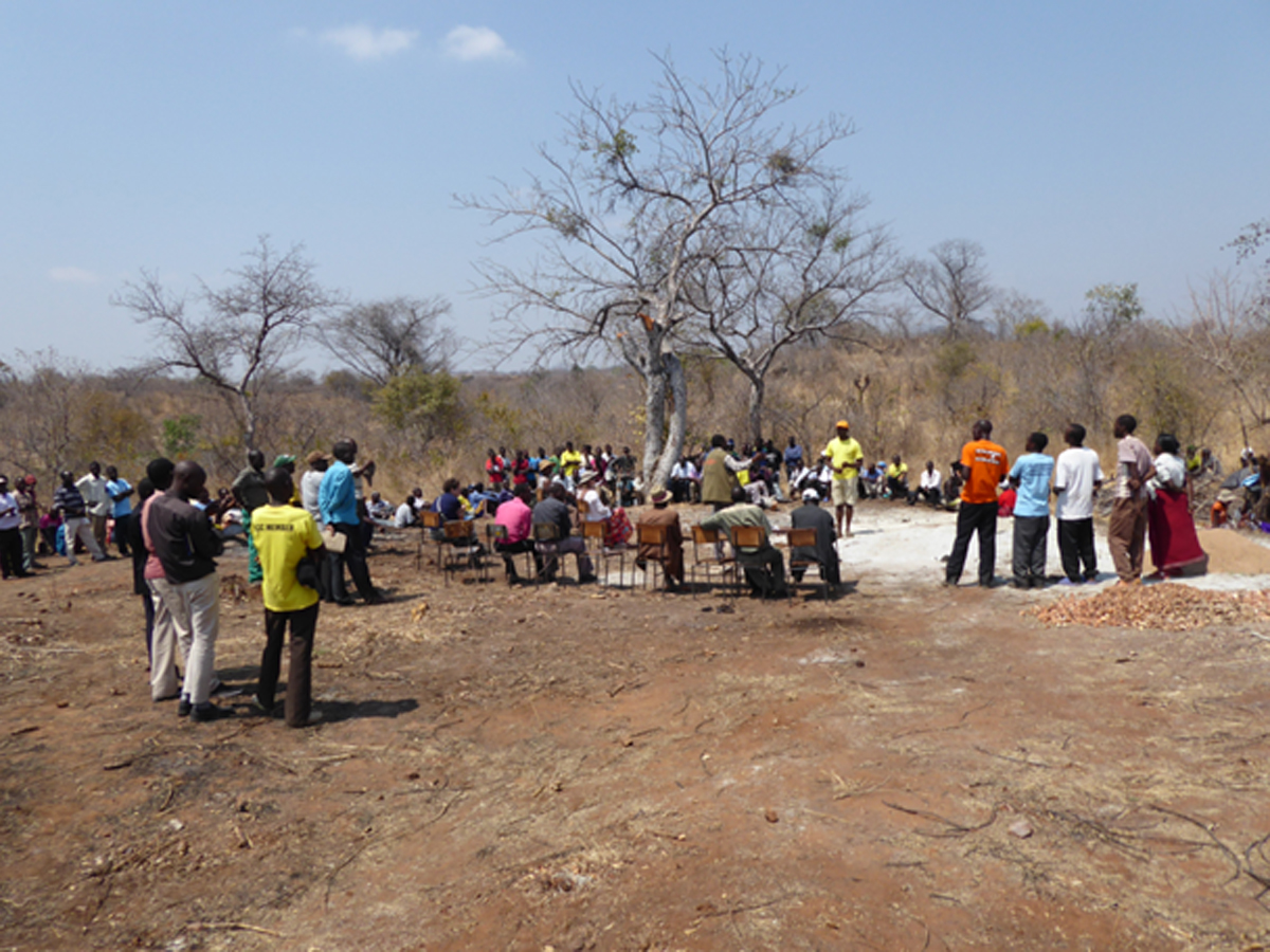 Örtliches Treffen dreier Gemeinden im Rushinga Distrikt/ Nordzimbabwe, die Wasser des Nyamuwe Dammes nutzen.* Partnerorganisation ist Caritas Chinhoyi.