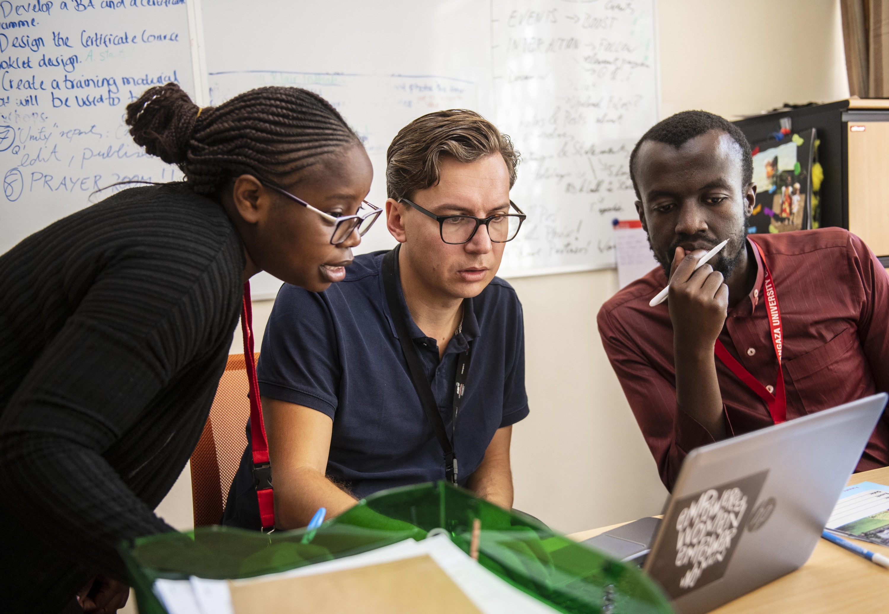 ZFD-Fachkraft Matthias Eder (Mitte) mit seinen Mitarbeitern Milkah Bosibori Kiboi (links) und Abdallah ‎Leboi (rechts) an seinem Arbeitsplatz.‎