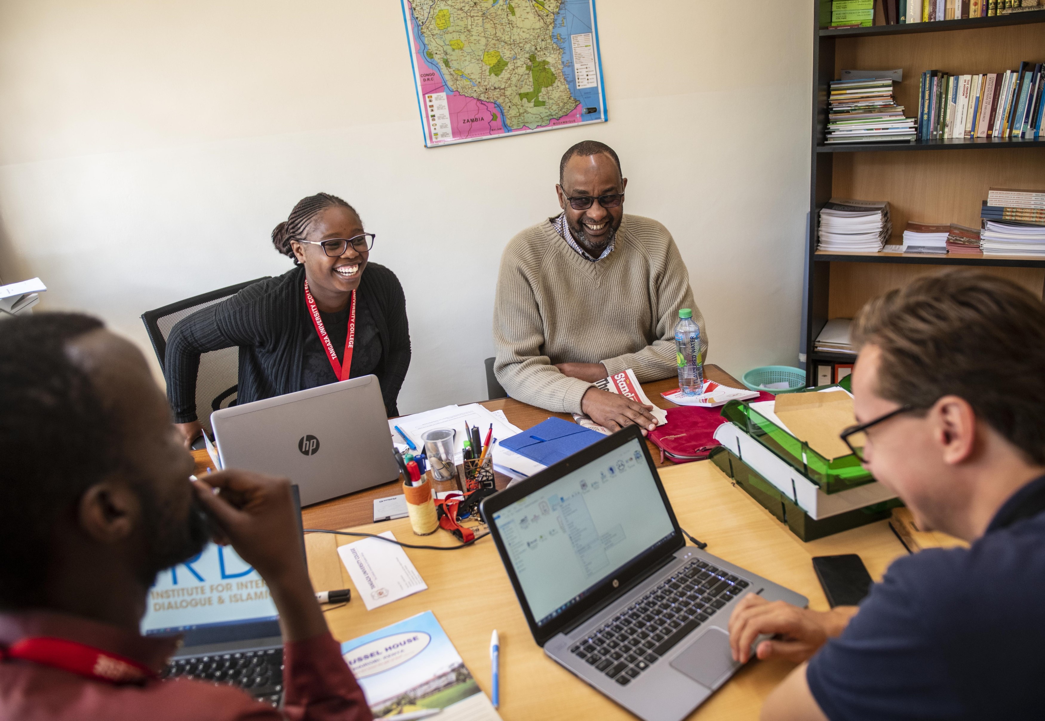 Matthias Eder und Milkah Bosibori Kiboi im Gespräch mit dem ehemaligen General und muslimischen ‎Führer Bashir Al Haj (Mitte), Doktorand am IRDIS.‎