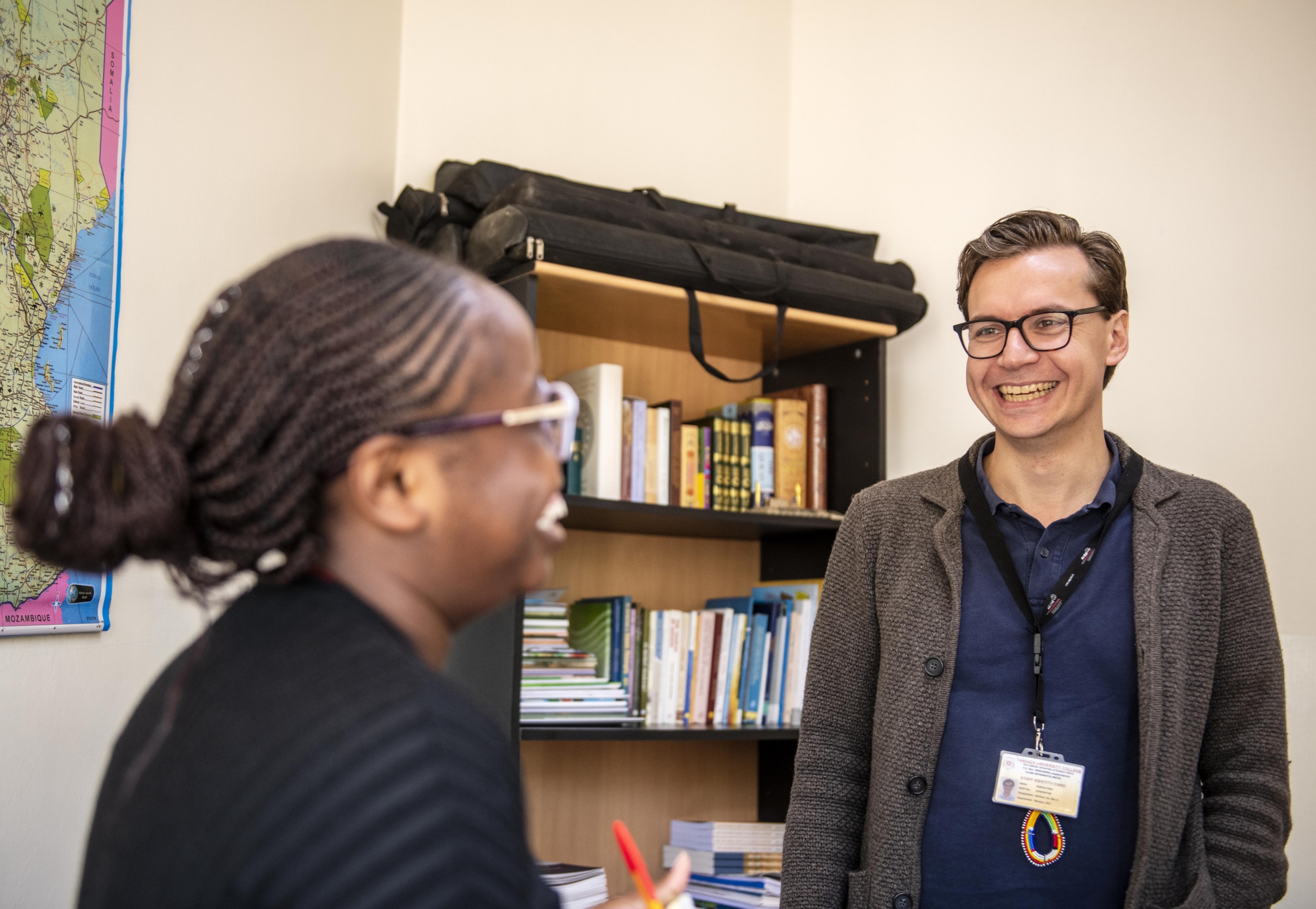 Matthias Eder und Milkah Bosibori Kiboi im Gespräch.‎