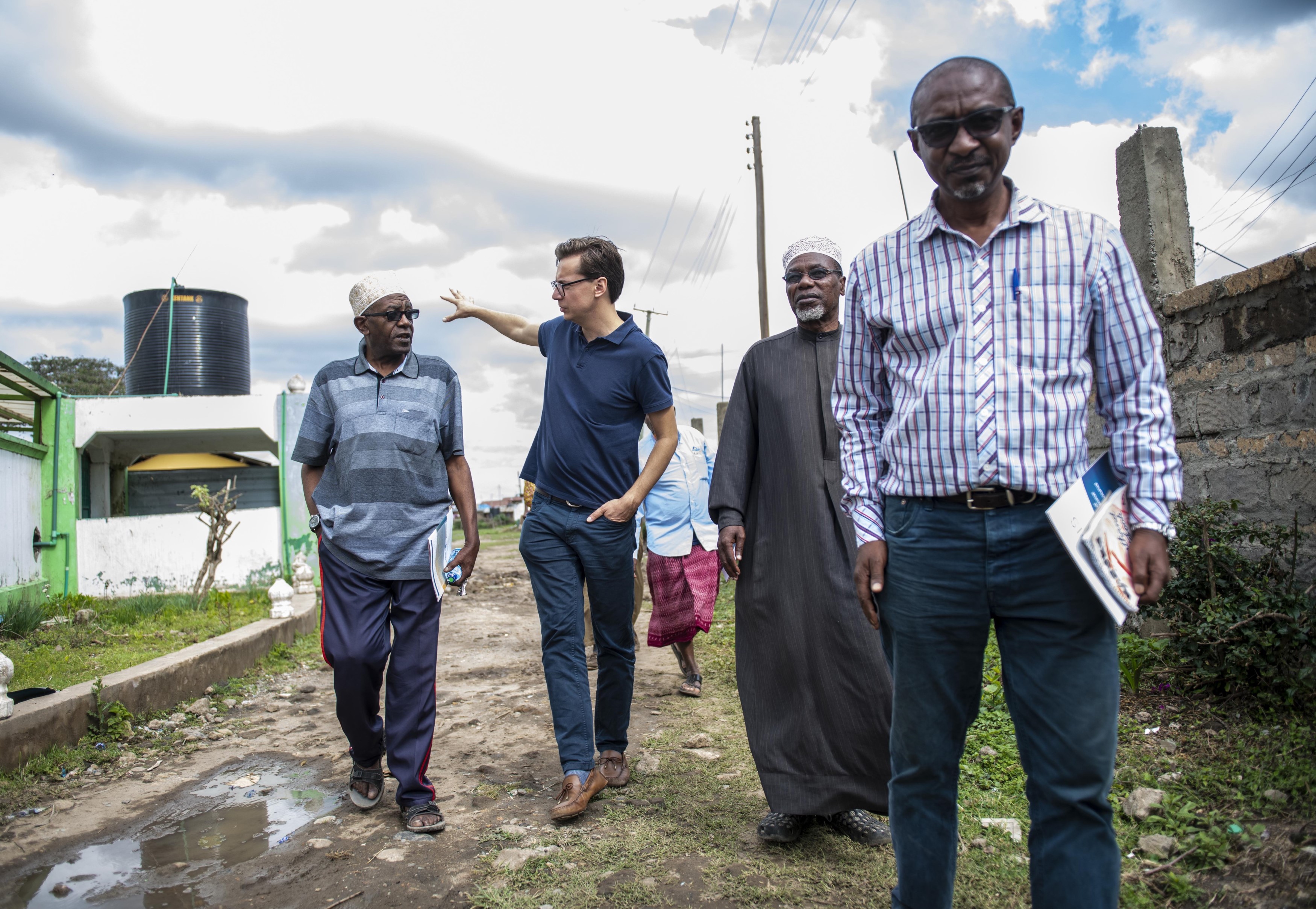 Matthias Eder diskutiert mit den Autoritäten der Moschee im Stadtteil Embul bul von Nairobi ‎Kooperationsmöglichkeiten.‎