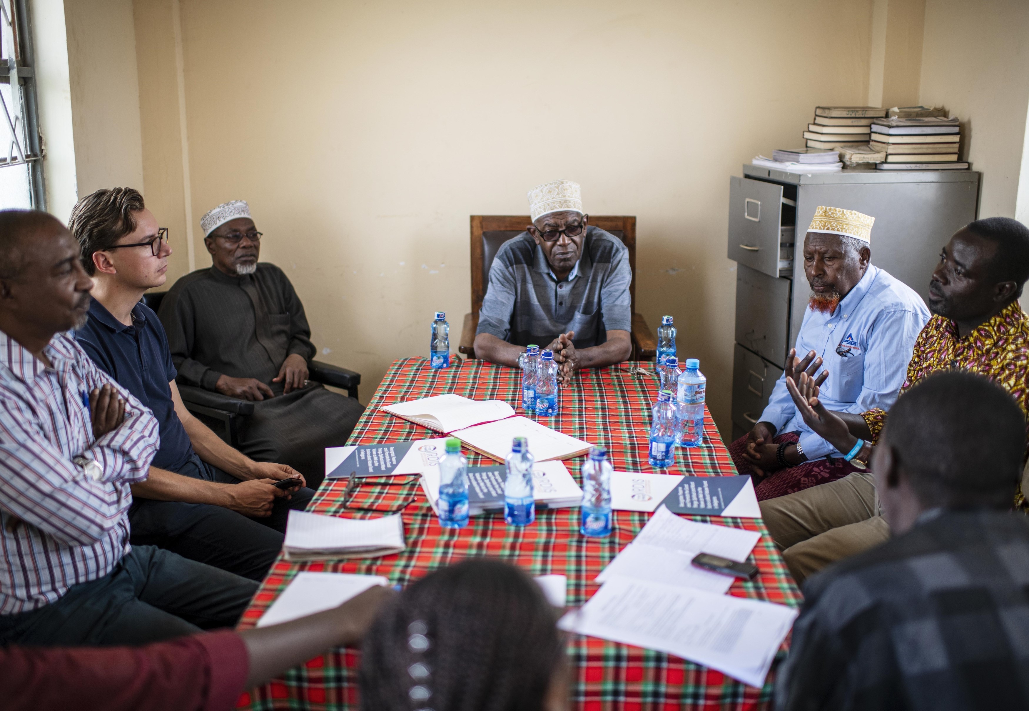 Matthias Eder und weitere Mitglieder des IRDIS-Teams im Gespräch mit den Autoritäten der Moschee.‎