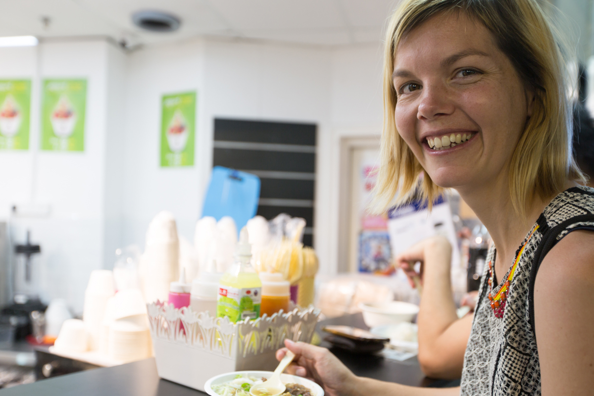 ZFD-Fachkraft Katrin Tal unterstützt das Saint James Vikariat beim Aufbau seiner Jugendarbeit. 