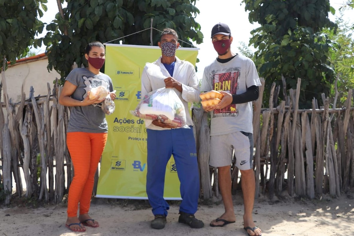 Ein Vater und seine beiden Kinder in der Landgemeinde Lagoa Grande São José, Landkreis Pilao Arcado, nach dem Erhalt von Nahrungsmitteln durch IRPAA-Mitarbeiter. 