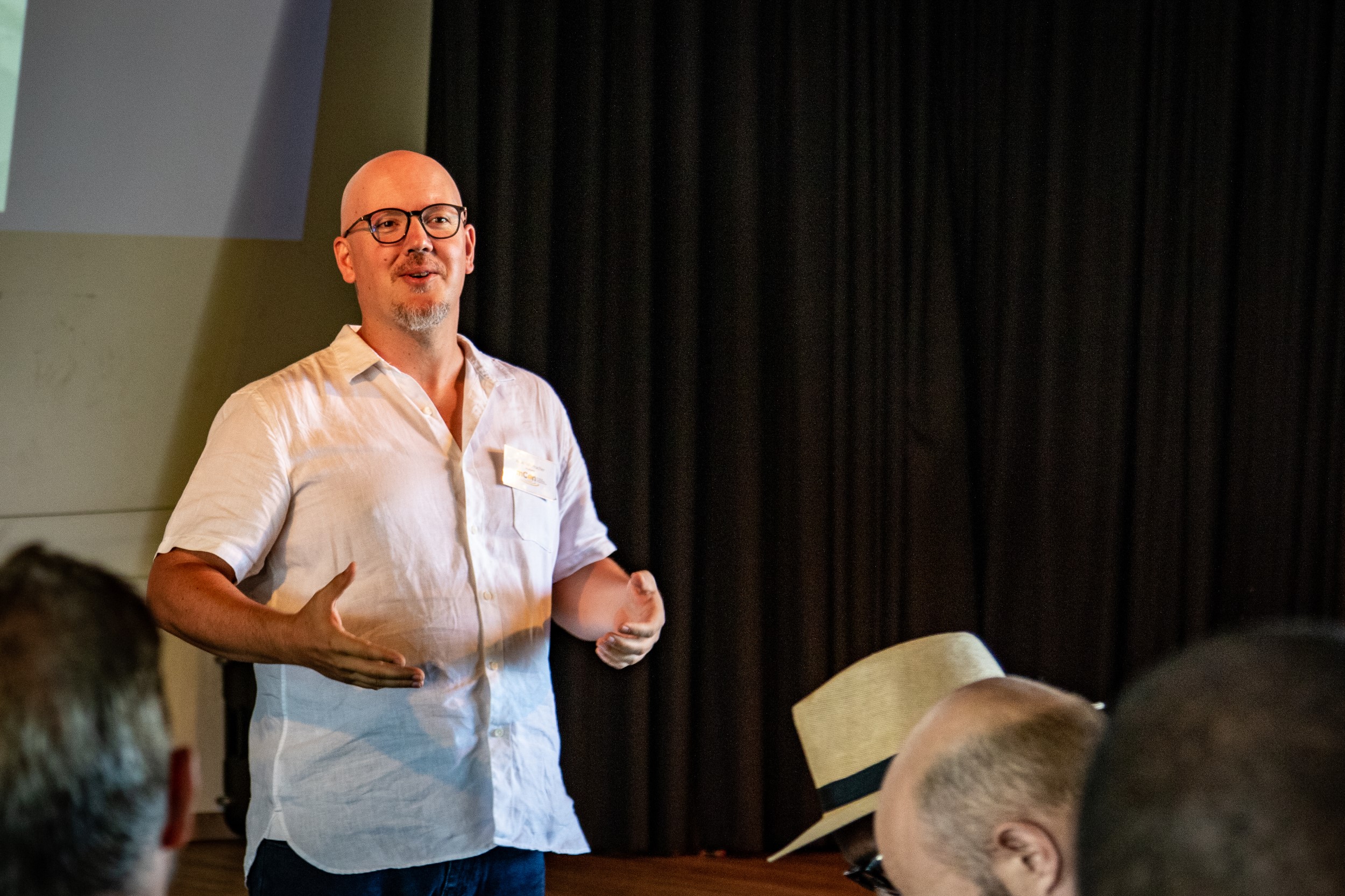 Jonas Schumacher vor der Corona-Pandemie bei einem Training für NGOs mit Masifunde-Consult