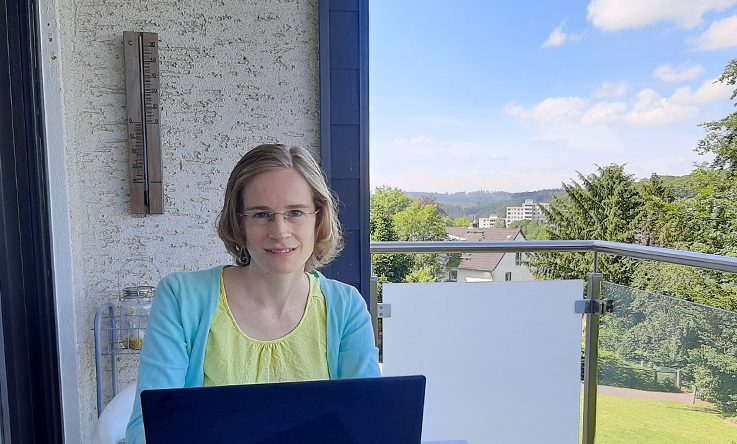 ZFD-Fachkraft Theresa Denger arbeitet im Home Office in Deutschland