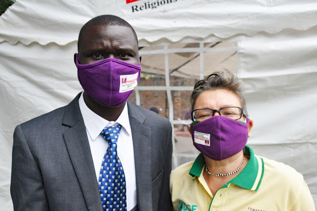 John Ojao, Direktor von Terelepar und Claudia Langol bei einer öffentlichen Veranstaltung.
