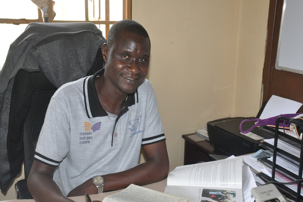 John Ojao im Büro von TERELEPAR