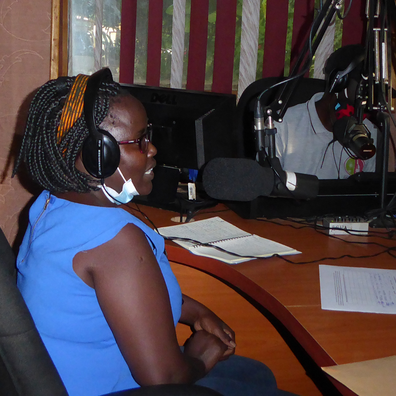 Sharon Alobo, Kollegin von Irene Mukasa-Erben, diskutiert über Probleme durch Corona. 