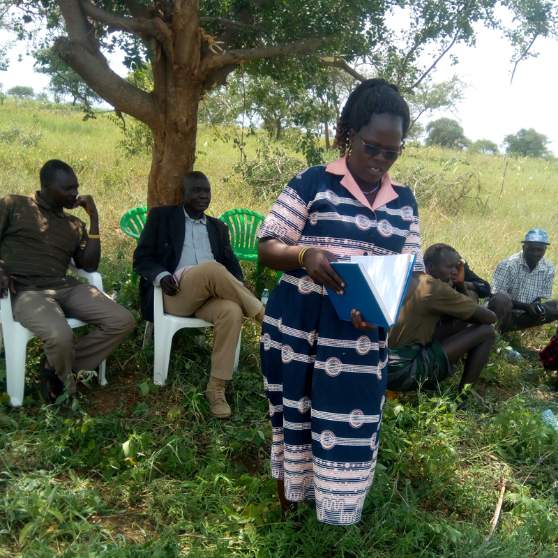 Rose Mary Igira bei einer Versammlung zur Konfliktlösung vor der Pandemie.