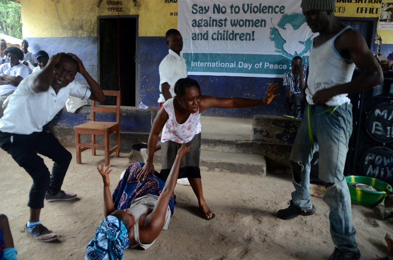2016 - Theaterstück zu "Keine Gewalt gegen Frauen" in Sierra Leone.