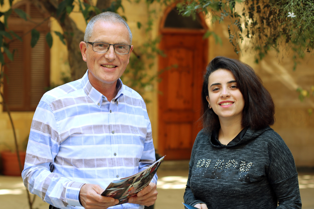 Vor Corona - Bernhard Rösch und Engie Zaher, die den Einsatz der Freiwilligen koordiniert.