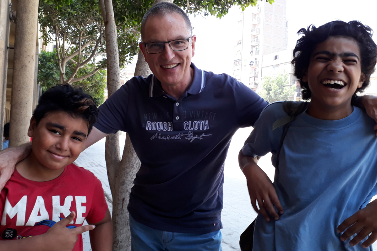 Vor Corona - AGIAMONDO-Fachkraft Bernhard Rösch mit zwei jugendlichen Workshopteilnehmern