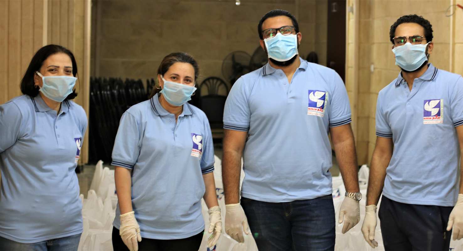 Ein Team von Freiwilligen stellt die Pakete zusammen.