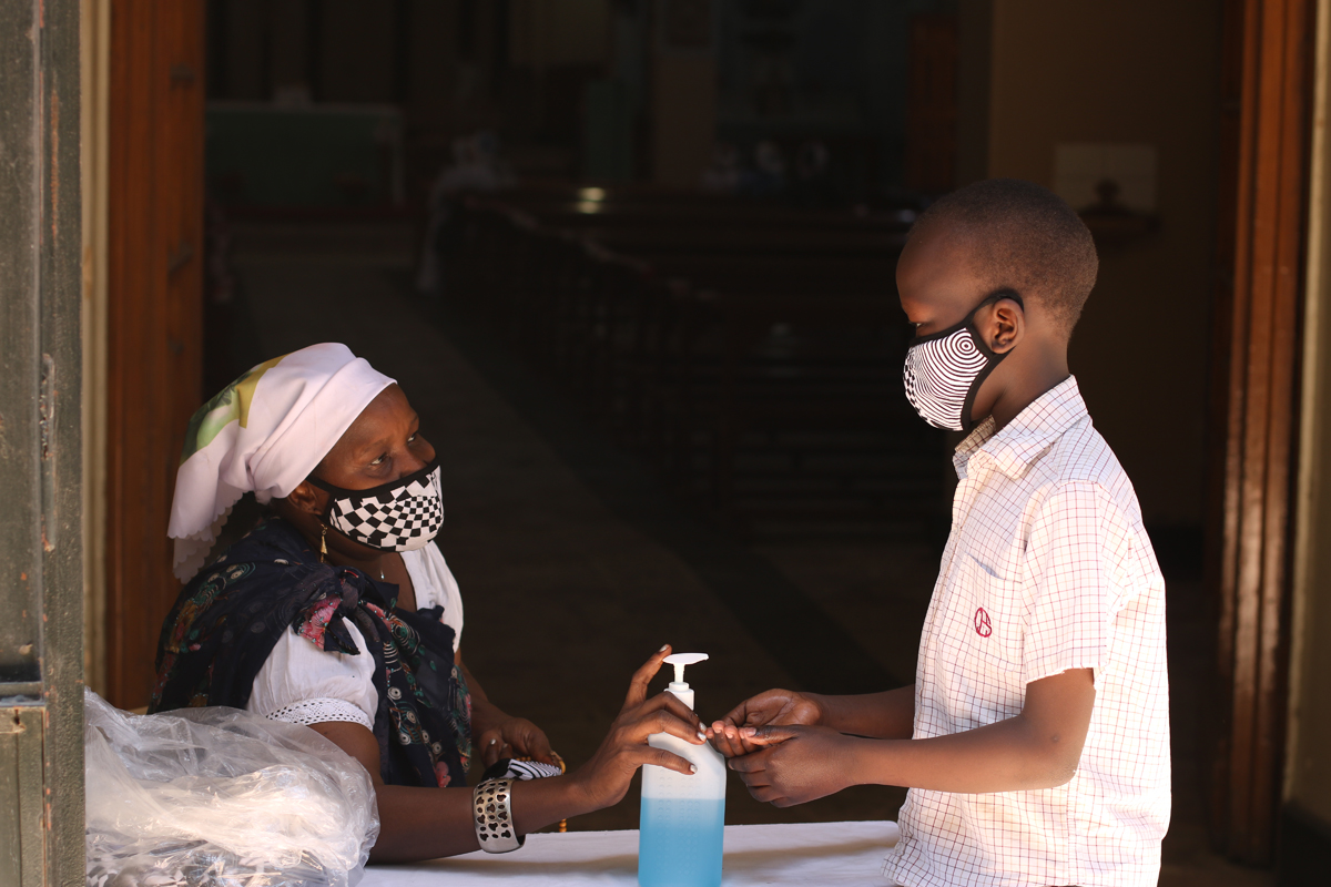 Info über Hygiene und Vorsorge am Eingang der Kirche der Sudanesischen Kommunität