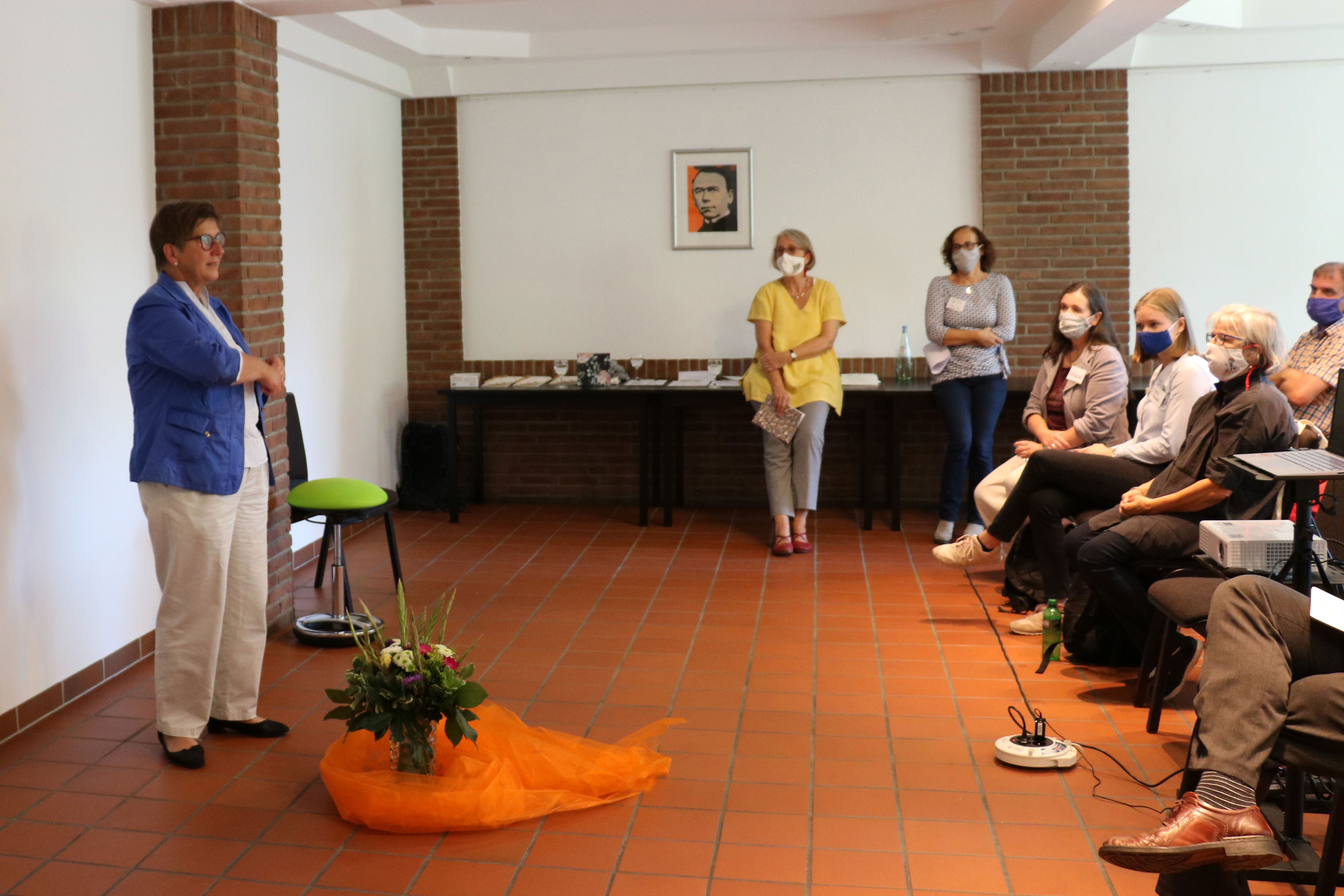 agiamondo-entwicklungshilfe-entwicklungszusammenarbeit-luecking-michel.jpg Claudia Lücking-Michel, Geschäftsführerin von AGIAMONDO begrüßt die Teilnehmer des Rückkehrertreffens.