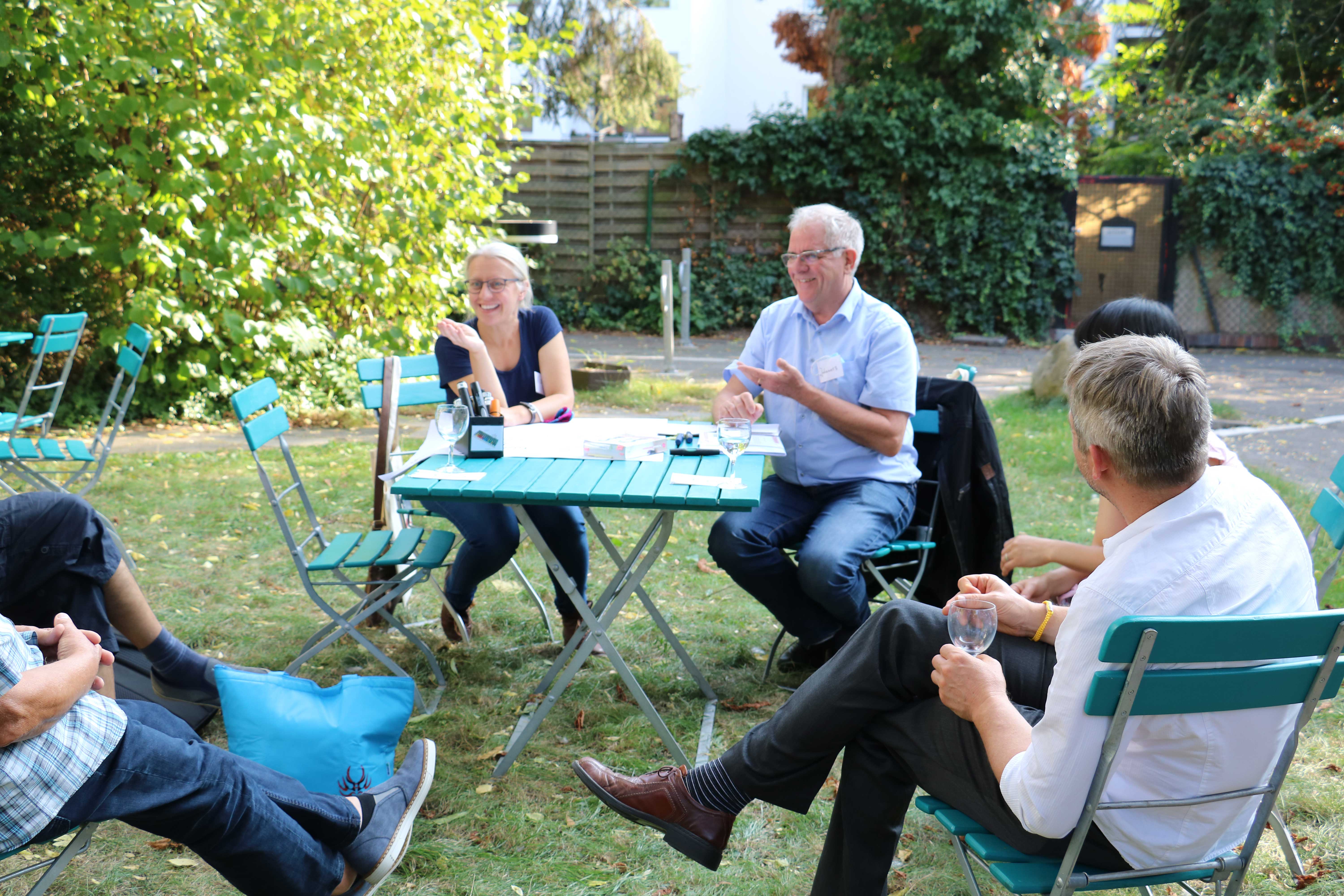 Workshopteilnehmer im Gespräch