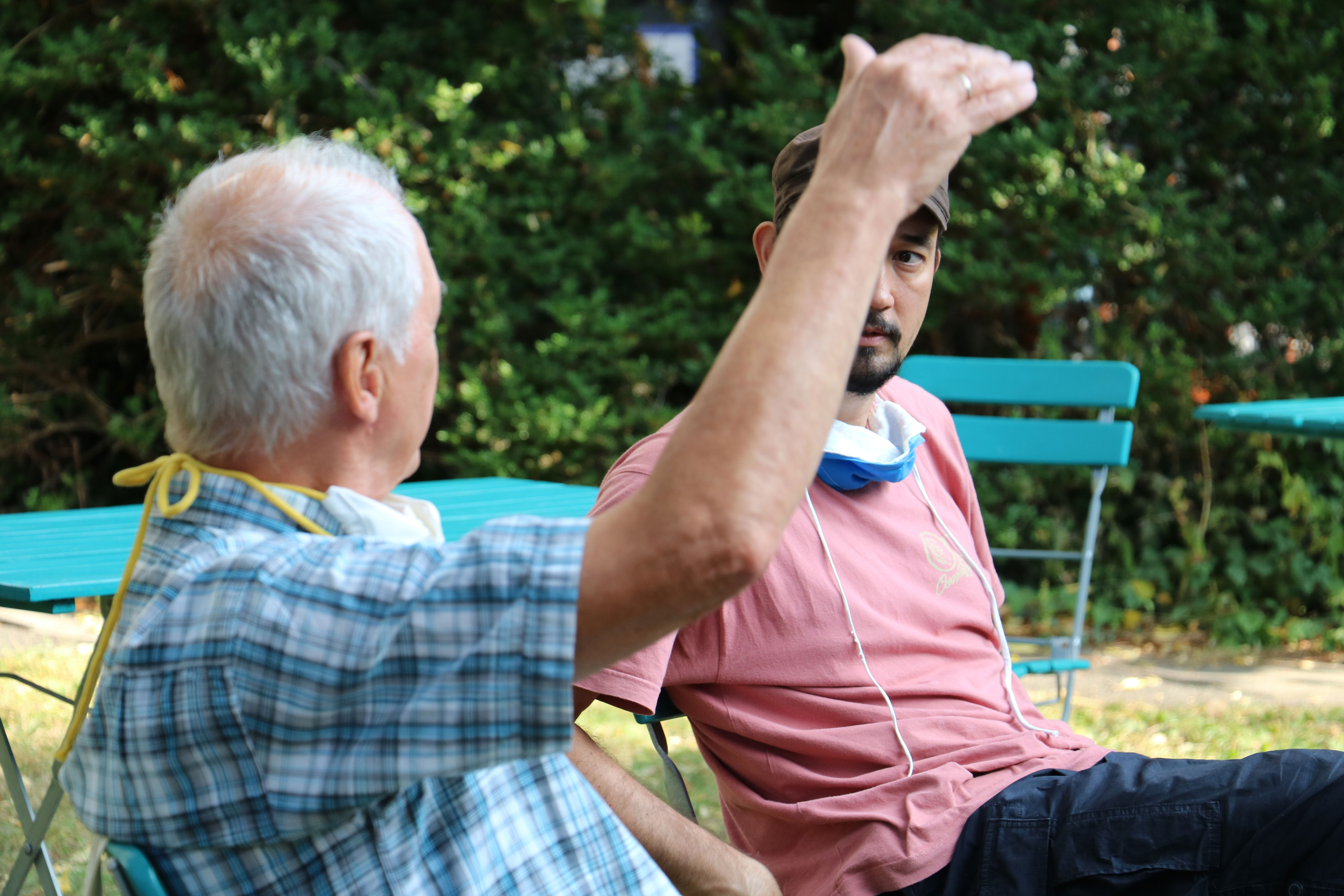 Die zurückgekehrten Fachkräfte im Gespräch bei einem der Workshops