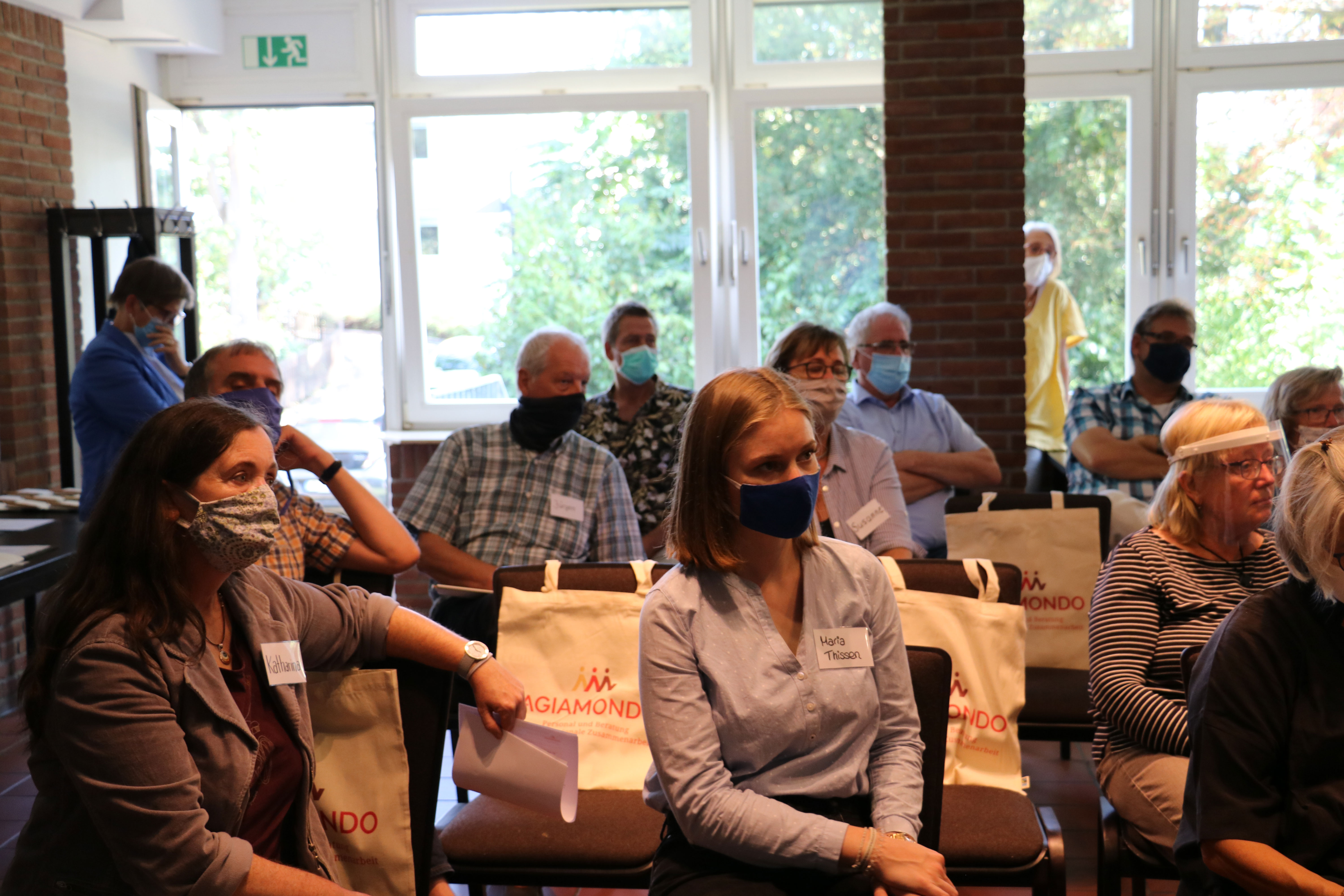 Teilnehmer der Veranstaltung bei der Begrüßung