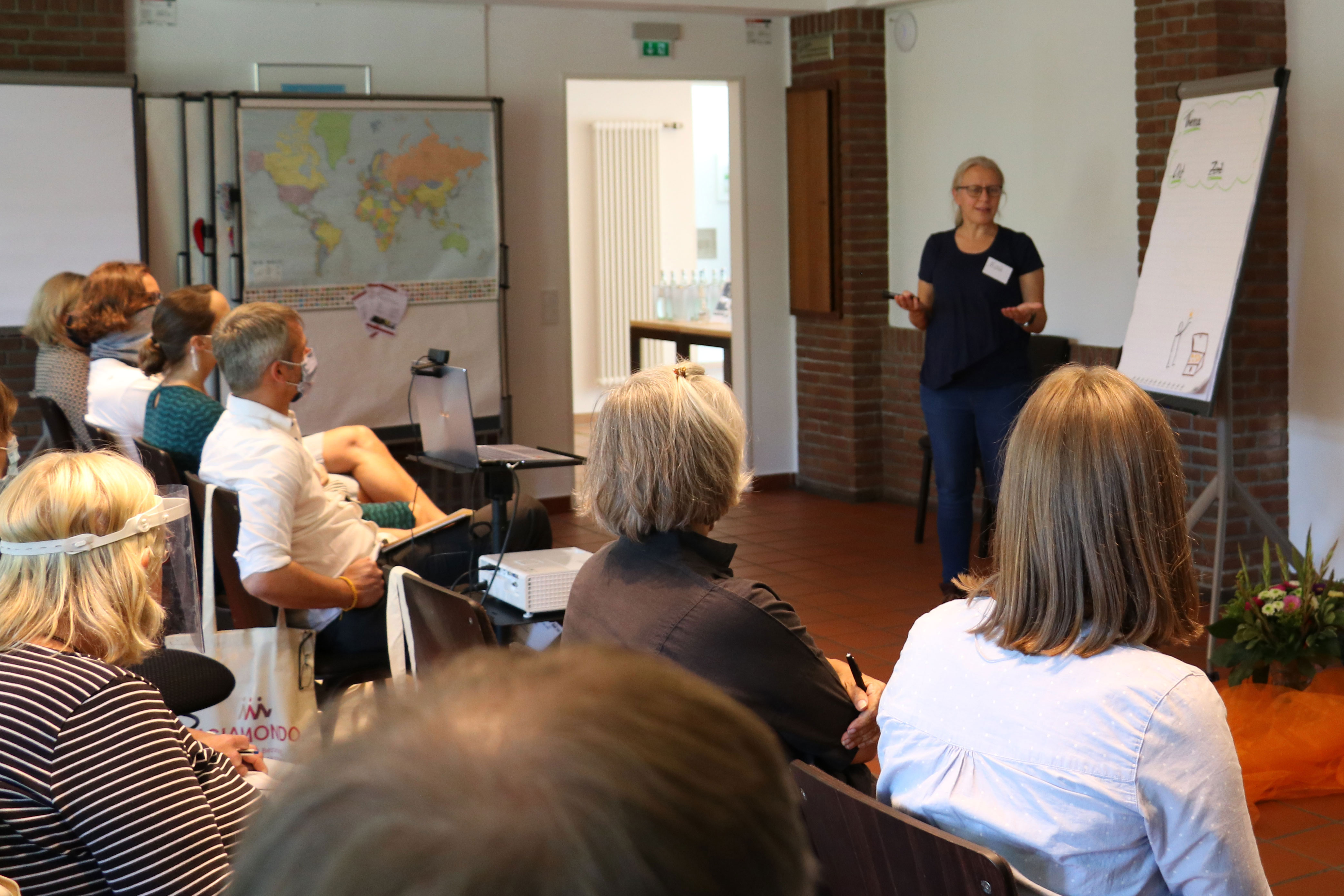 Die Teilnehmer tragen Themen für die weitere Diskussion zusammen