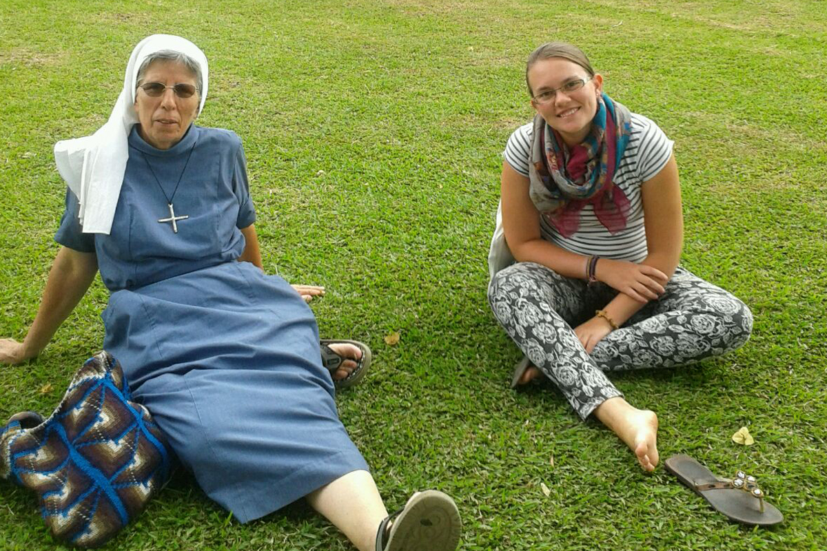 Ordensschwester Lorena Jenal und AGIAMONDO-Fachkraft Linda Auth bei einem Treffen.