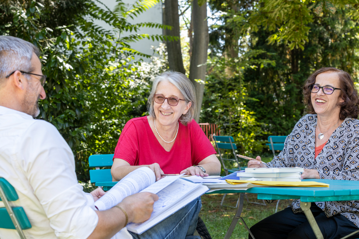 Kerstin Kude, Leiterin des Teams Personalentwicklung (Mitte), ihre Kollegin Julia Lemke und Trainer Björn Eser planen E-Learning-Formate.