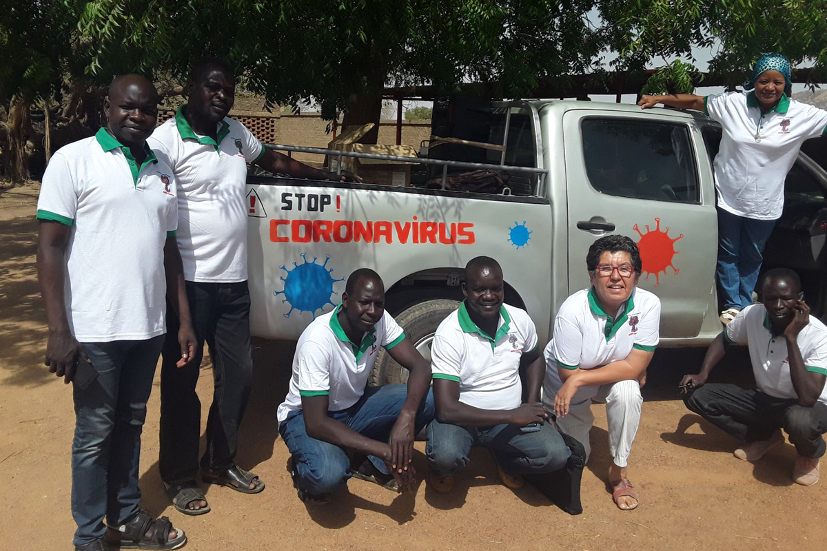 Mit dem "Coronamobil" werden Menschen in entlegenen Regionen informiert.