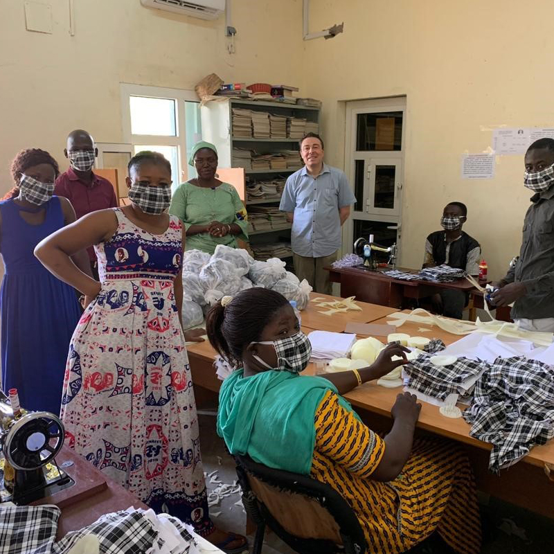 Frank Kahnert (Mitte) neben Schwester Léontine Nangadoum, der Direktorin des Krankenhauses (links von F. Kahnert).