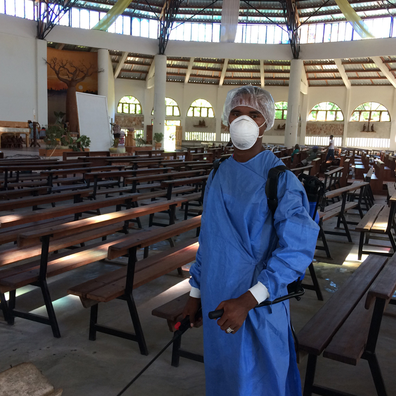 Studierende der Fachhochschule ISCAMEN unterstützen die Gemeinde bei der Desinfektion der Kathedrale.