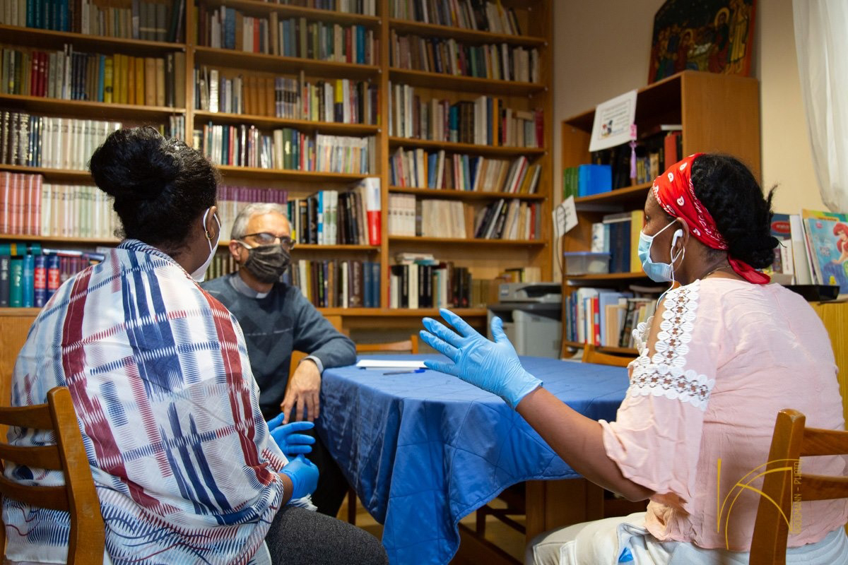Gemeindemitglieder des St. James Vikariats im Gespräch mit Vikar Pater Rafiq Nahra. 