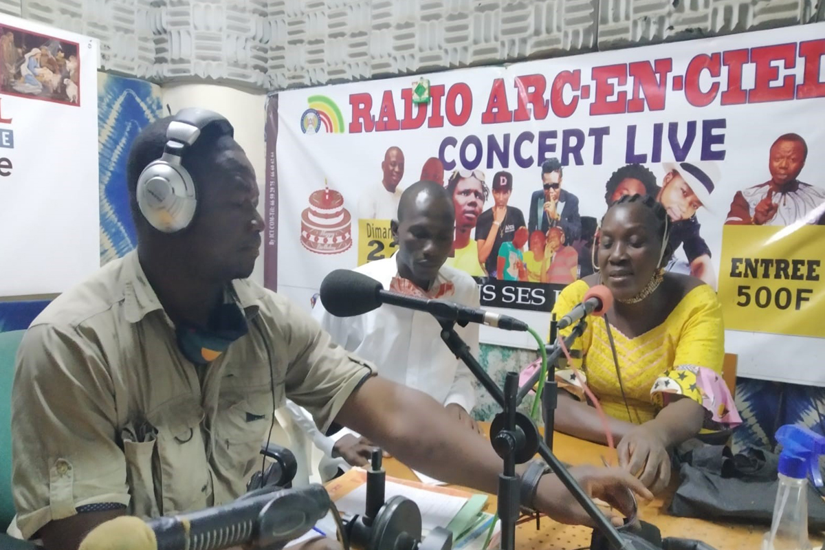 Der katholische Radiosender "Arc-en-Ciel" ermöglichte die Weiterführung der Bildungsarbeit.