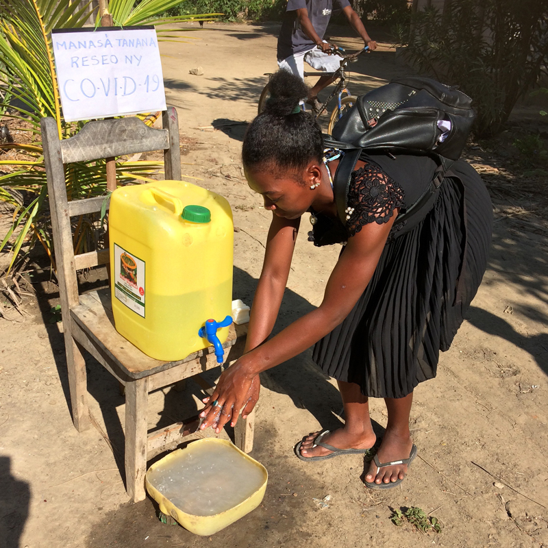 Aus Kanistern bauten Student*innen Wasserspender für ihre Heimatdörfer.