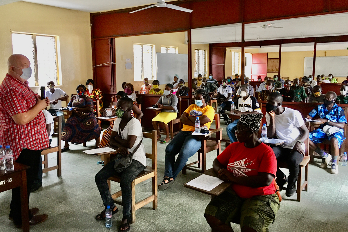 Für die Wiederaufnahme des Unterrichts, werden Schulmitarbeiter*innen mit Hygienevorschriften und Corona-Schutzmaßnahmen vertraut gemacht.