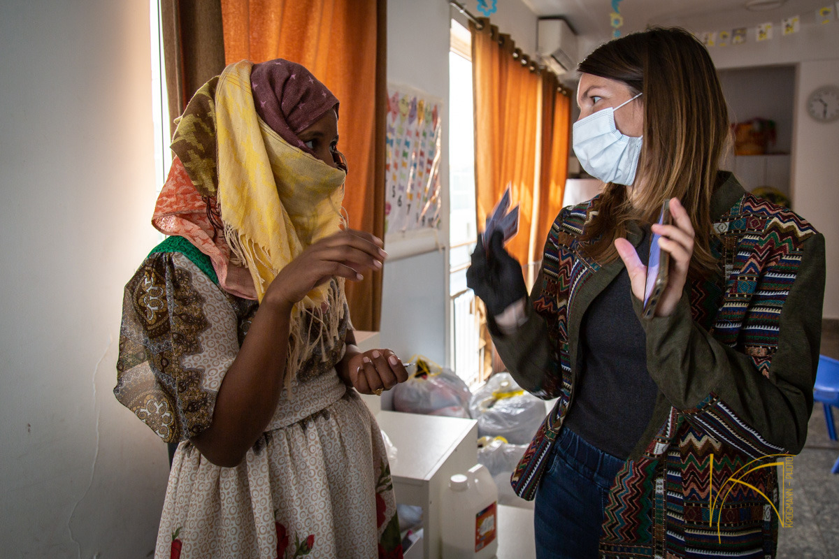 Im Kindergarten verteilt ZFD-Fachkraft Katrin Tal Essensmarken an Angehörige.