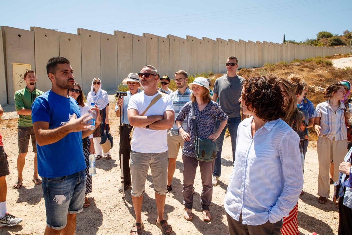 Vor Corona - Führung von Besuchergruppen durch Mitarbeiter des Holy Land Trust