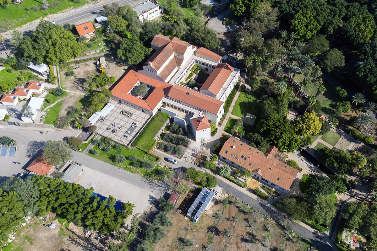 Blick von oben auf das Kloster, die Brotvermehrungskirche, Beit Noah und den Garten