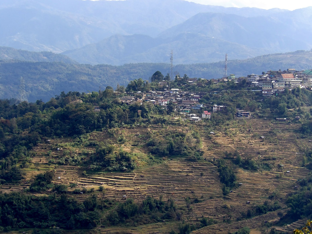 In den abgelegenen Bergdörfern in Nordostindien ist die Internetverbindung sehr schlecht, so dass Schüler*innen Online-Bildungsprogramme kaum nutzen können.