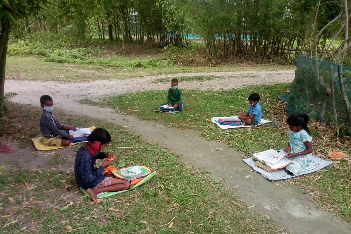 Lernen unter Corona-Bedingungen - Diese Kinder im nordostindischen Chirang lernen jetzt in Kleingruppen mit Abstand und im Freien.