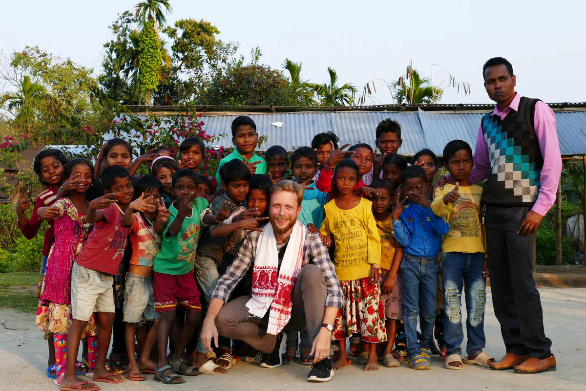 Jonas Pfäffinger (Mitte) beim Besuch einer Grundschulklasse in Assam, kurz vor dem Corona-Lockdown.